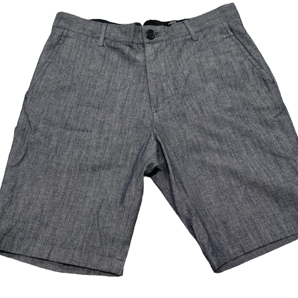 BNWT Size 32 H&M slim fit shorts, 2 side pockets, 2 back pockets and belt loops